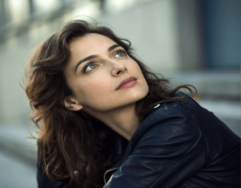 Vera Davich: Eine Persönlichkeit zwischen Öffentlichkeit und Zurückhaltung Vera Davich